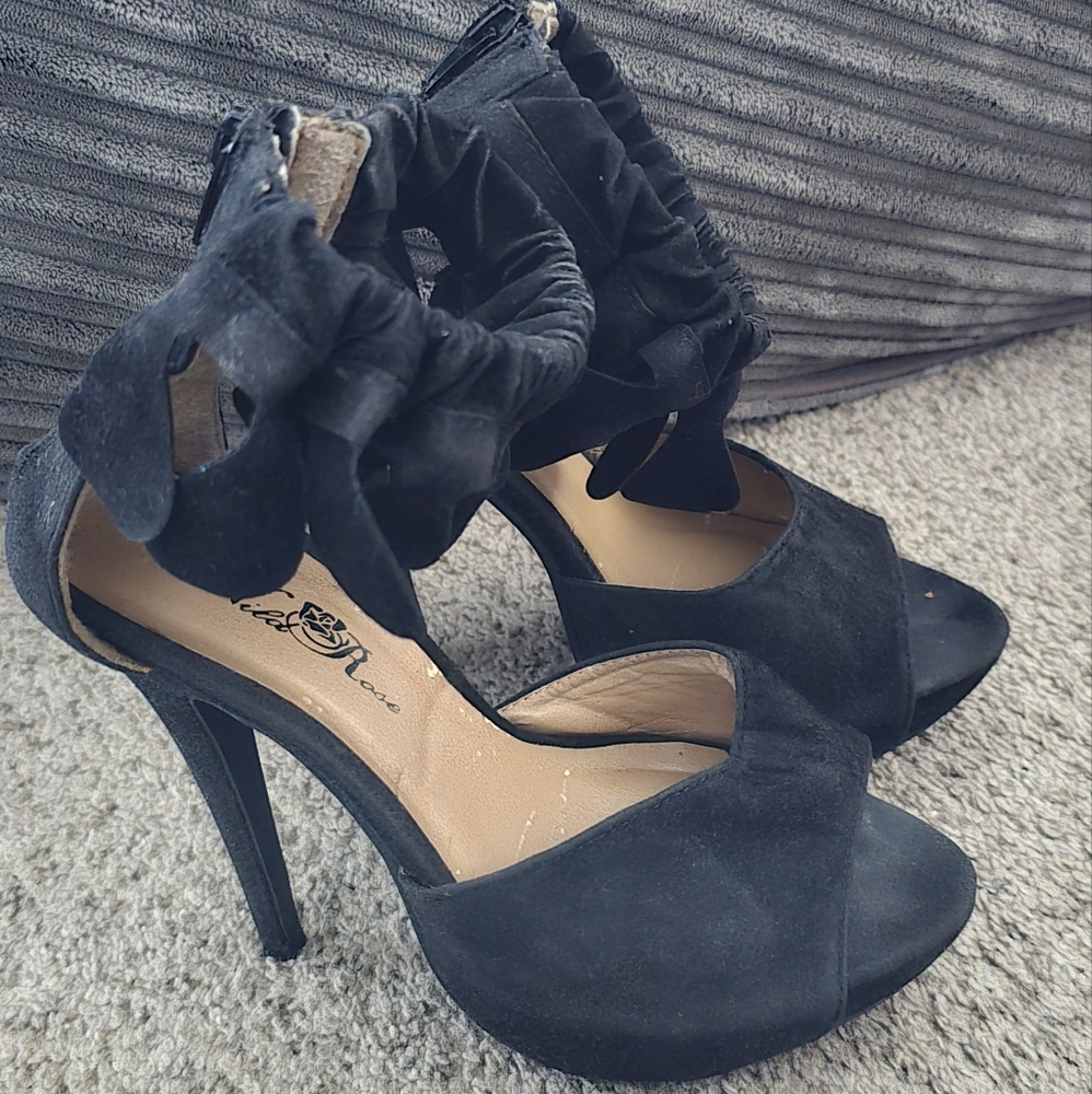 Wild Rose Black Heels Size 6
